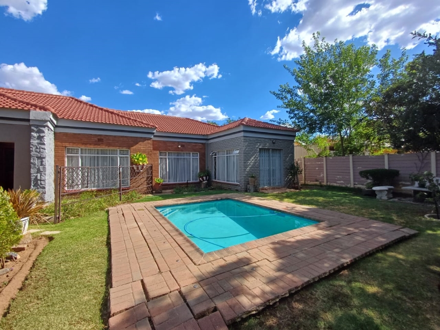 3 Bedroom Property for Sale in Flamwood North West